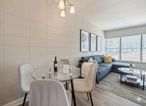 Et opholdsområde på Amazing 2BR Easy Access to Disney, Universal Stu, SODO & ORMC