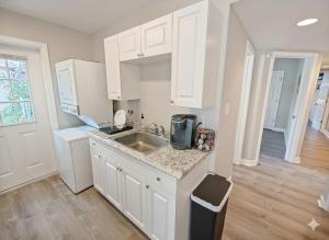 Køkken eller tekøkken på Amazing 2BR Easy Access to Disney, Universal Stu, SODO & ORMC