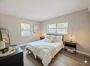 En eller flere senge i et værelse på Amazing 2BR Easy Access to Disney, Universal Stu, SODO & ORMC