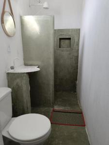 un piccolo bagno con un water e un lavandino di Oásis a Beberibe Altre 16 foto