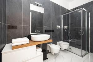 een badkamer met wastafel, douche en toilet bij Prince Residence in Castellammare di Stabia