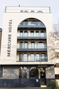 een gebouw met een bord aan de voorgevel bij Mercure Bucharest Cantemir in Boekarest