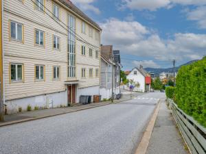 een lege straat in een stad met een gebouw bij Apartment in Bergen in Bergen