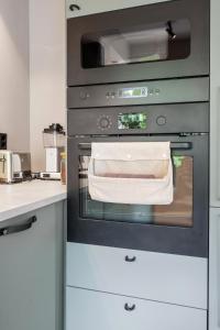 een keuken met een oven en een handdoek bij Apartment in Bergen in Bergen +20 foto's
