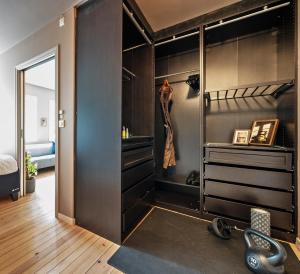 een inloopkast met zwarte muren en houten vloeren bij Apartment in Bergen in Bergen