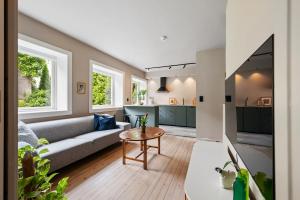 een woonkamer met een bank en een tafel bij Apartment in Bergen in Bergen