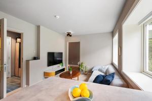 een woonkamer met een tafel waarop fruit in een schaal ligt bij Apartment in Bergen in Bergen