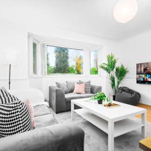 Et opholdsområde på Four Bed House - Garden - Parking - Speed Wi-Fi 75CMR