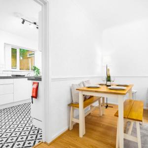 Køkken eller tekøkken på Four Bed House - Garden - Parking - Speed Wi-Fi 75CMR