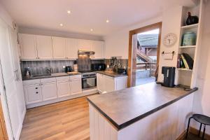 Køkken eller tekøkken på Chalet Camomille - Confortable chalet dans un quartier calme avec une vue imprenable sur la vallée et le Mont Blanc MAE-0967