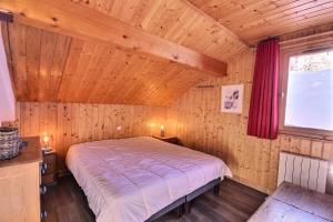 En eller flere senge i et værelse på Chalet Camomille - Confortable chalet dans un quartier calme avec une vue imprenable sur la vallée et le Mont Blanc MAE-0967
