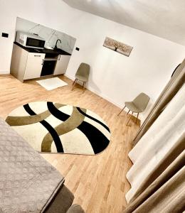 un soggiorno con un tappeto sul pavimento di Camera Family Suceava a Ipoteşti