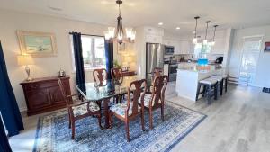 een keuken en eetkamer met een tafel en stoelen bij Club Villa #3060 in Franklintown