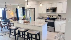 een keuken met een groot eiland met barkrukken bij Club Villa #3060 in Franklintown