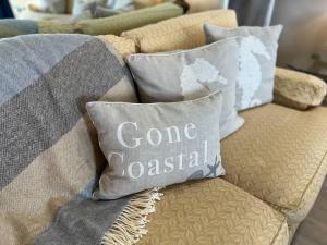 een bank met kussens erop, met een nonchalant kussen erop. bij Club Villa #3060 in Franklintown