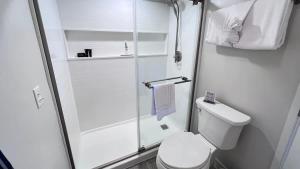 een witte badkamer met toilet en douche bij Club Villa #3060 in Franklintown +19 foto's