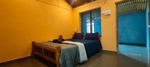 Postel nebo postele na pokoji v ubytování Srujana Beach Homestay