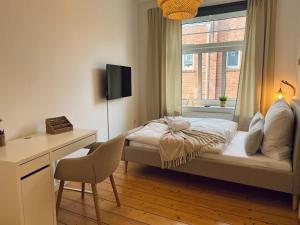 a small bedroom with a bed and a window at MS-Apartments I Quartier 4 in Leer