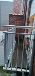 een metalen leuning voor een gebouw bij Rachelle in Blankenberge