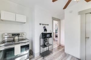 Kuchyň nebo kuchyňský kout v ubytování Walk to Winter Haven Hospital Convenient Apt