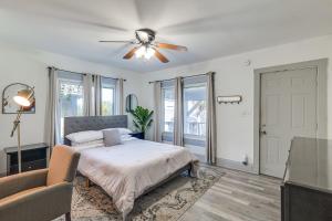 Postel nebo postele na pokoji v ubytování Walk to Winter Haven Hospital Convenient Apt