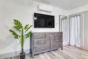 TV a/nebo společenská místnost v ubytování Walk to Winter Haven Hospital Convenient Apt