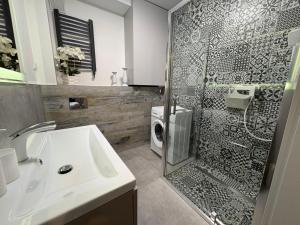 Un baño con ducha, lavabo e inodoro. en Apartament Yellow Mielno, en Mielno 9 fotos más