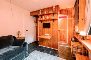 un salon avec un canapé et une télévision dans l'établissement Résidence Nova - Studio 2 personnes, proche des pistes et des commerces, au cœur de la station d’Arc 1800 dans le village des Villards MAE-2572, à Arc 1800