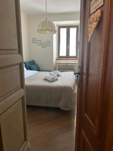 a small bedroom with a bed and a window at Colle House in Rivisondoli