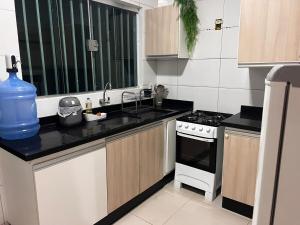 una cucina con lavello e fornello di Casa Buritis a Primavera do Leste