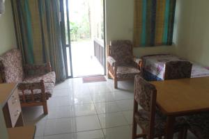 Area tempat duduk di Shalini Garden Hotel & Apartments