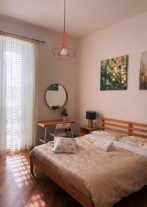 een slaapkamer met een bed, een tafel en een spiegel bij iDream Apartment & Rooms in Catania