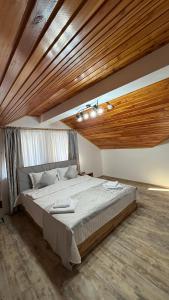 En eller flere senge i et værelse på Pensiunea Seraris