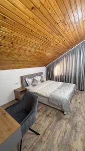 En eller flere senge i et værelse på Pensiunea Seraris