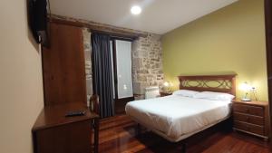 ein Schlafzimmer mit einem großen Bett und einem Fenster in der Unterkunft Ostatu de zegama in Zegama