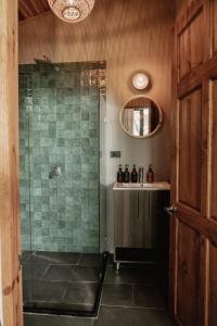 ein Badezimmer mit Glasdusche und Waschbecken in der Unterkunft Armonia Santa Teresa in Playa Santa Teresa