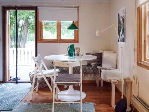 Khu vực ghế ngồi tại 6 person holiday home in LÖTTORP