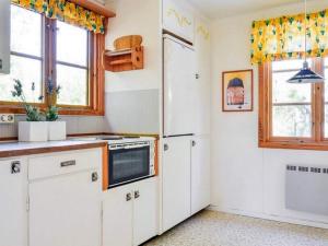 Nhà bếp/bếp nhỏ tại 6 person holiday home in LÖTTORP +27 ảnh