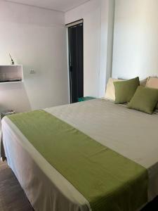 En eller flere senge i et værelse på Suíte Refúgio das Suculentas Master Confort