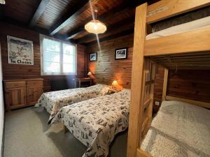 En eller flere senge i et værelse på Chalets à La Clusaz - COTTERG MAE-6191