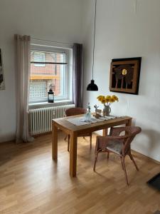 ein Esszimmer mit Tisch und Stühlen und einem Fenster in der Unterkunft Harz-Urlaub-Altenau - Hunde willkommen in Altenau