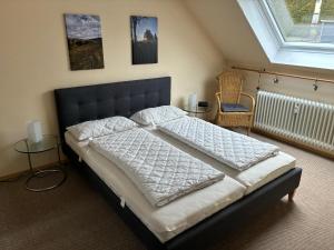 ein Schlafzimmer mit einem großen Bett und zwei Tischen in der Unterkunft Harz-Urlaub-Altenau - Hunde willkommen in Altenau