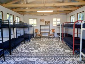 En eller flere køjesenge i et værelse på Cedar Springs Retreats