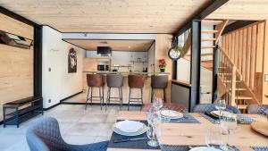 een eetkamer met een tafel en stoelen bij Chalets à Saint Jean d'Aulps - BAS THEX MAE-3891 in Seytroux