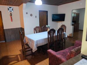 una sala da pranzo con tavolo e sedie di Lo de Toty 1 a Yapeyú