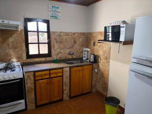 una piccola cucina con lavello e microonde di Lo de Toty 1 a Yapeyú