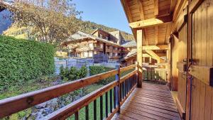 een houten loopbrug naar een balkon van een huis bij Chalets à Saint Jean d'Aulps - Chalet MB MAE-4101 in Saint-Jean-dʼAulps