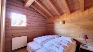 een kamer met 2 bedden in een blokhut bij Chalets à Saint Jean d'Aulps - Chalet MB MAE-4101 in Saint-Jean-dʼAulps