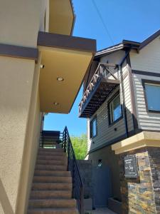 een huis met een trap daarheen bij Apart Stay in El Calafate
