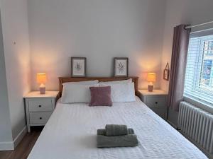 En eller flere senge i et værelse på 96 Church Street